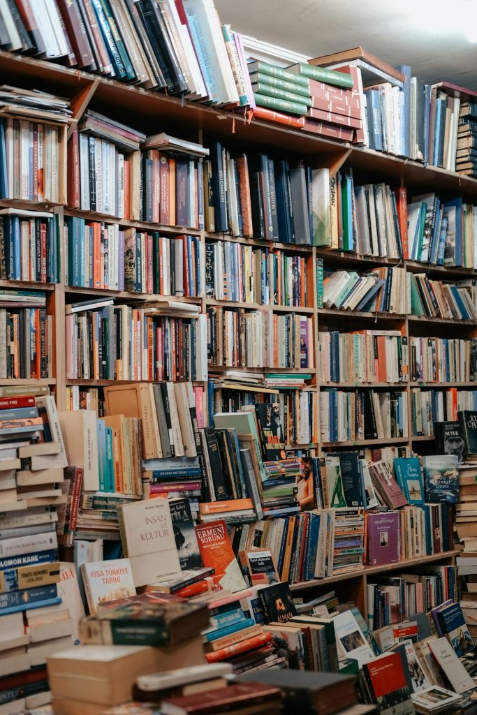a-bookshelf-filled-with-lots-of-books-in-a-room-9ad0yi-6dgq